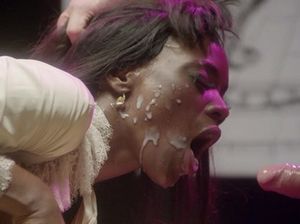 Актеры бродячего театра с двух сторон трахают негритянку