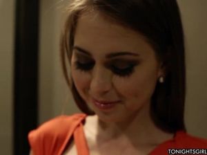 Бесподобная шлюха в черных чулках ублажает клиента в номере