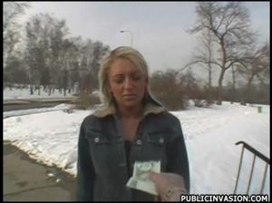 Доступная чешская девушка занялась сексом на снегу за деньги