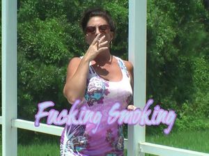 Курящая зрелая мама трахается с сыном в позе наездницы