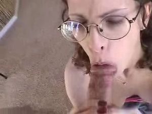 Мужик обильно кончил на очки жены после домашнего минета