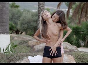 Худые лесбиянки встретились в парке чтобы потрахаться