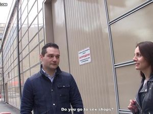 Парни выебали вдвоем девку за деньги