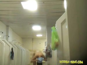 Деваха разделась догола в бане и не видит что за ней следят