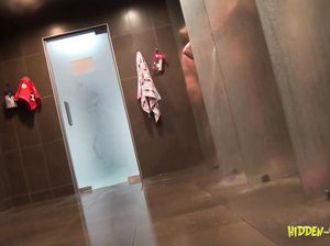 Зрелые женщины моются в общественном душе