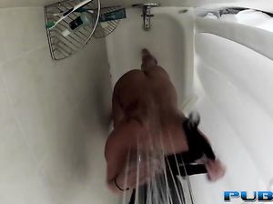 Подглядывание за моющейся красоткой в ванной комнате