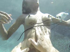 Мулатка показала большие соски под водой