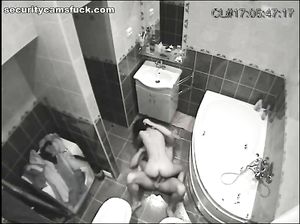 Самка делает минет и не знает что ее снимают тайком