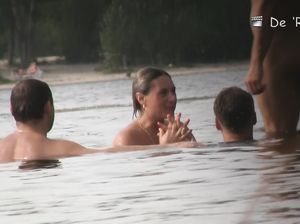 Обнаженные нудисты не знают, что их снимают