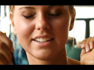 Красивая блондинка соглашается потрахаться