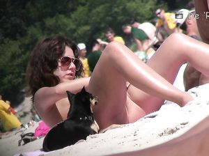 Нудисты на пляже светят писками, не стесняясь