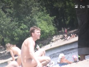 Камера сняла голого нудиста с торчащий хуем