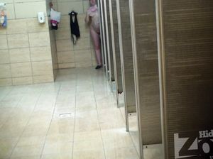 Девчонки в душевой не замечают скрытой камеры на стене