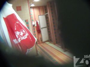 Куколка чуть не спалила, что за ней наблюдают через дырку в стене