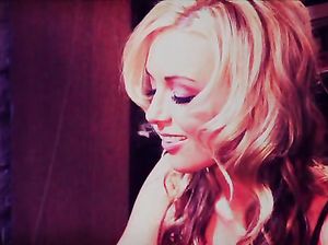 Шикарная блондинка ласкает пенис и сосет его