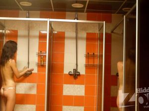 В общей бане за голой девушкой подсматривают