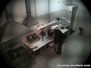 Скрытая камера сняла активный секс на кухне