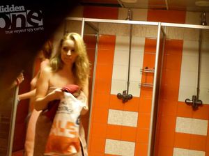 Скрытая камера фиксирует обнаженных женщин в бане