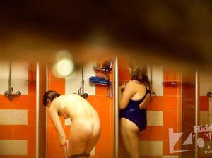 Сняли скрытой камерой голых теток в бане