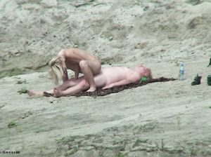 Нудисты страстно трахаются на берегу и не видят что за ними наблюдают