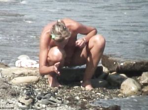 Голенькая милашка не подозревает, что за ней подсматривают