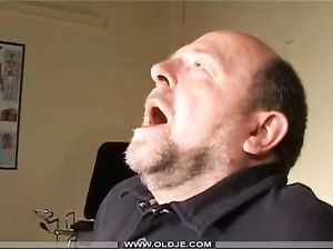 Молодая медсестра удовлетворила мужика постарше