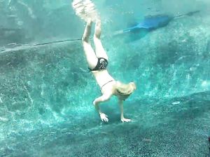 Лапает деваху под водой за все причинные места