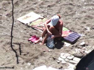 Голая телочка в кепке загорает на нудистком пляже