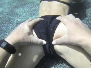 Парочка собирается трахаться под водой