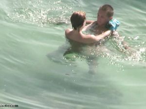 Парень под водой сует член подруге в пизду, чтобы никто не заметил