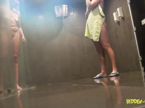 Чувак снимает скрытой камерой голых женщин в бане