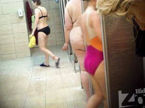 Скрытая камера снимает голых женщин в общественном душе