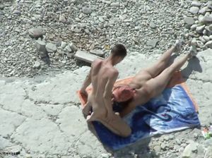 Обычная камера снимает голых людей на пляже