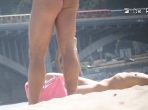 Голых нудистов тайком снимают на камеру