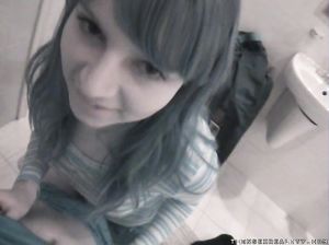 Оля присела на корточки и отсосала член