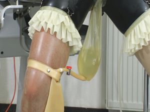 Баба в латексе удовлетворяет себя извращенным способом