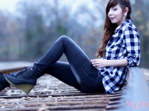 Рыжеволосая бестия позирует фотографу