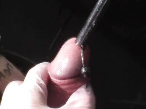 Сучка в латексе сует спицу в уретру скованного бедолаги