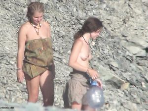 Нудисты не догадываются что их голые жопы снимают