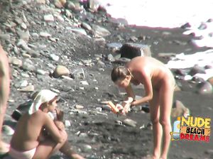 Подсматривание за обнаженными девушками на пляже