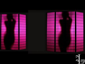 Стройная фигурка в темном проеме