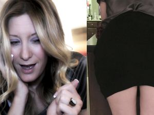 Немка разговаривает по телефону во время жесткой порки