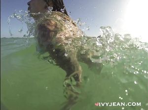 Голая девчонка резвится под водой