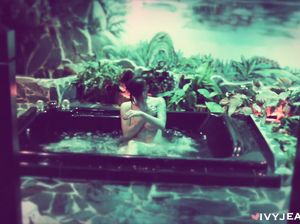 Горячая цыпочка мастурбирует в джакузи