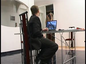 Мужчину заводят капроновые колготки девахи