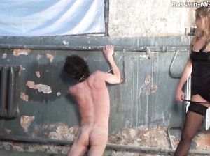 Две госпожи становятся каблуками на голого раба