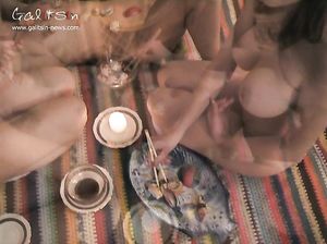 Разложила суши на голом теле подруги и ест