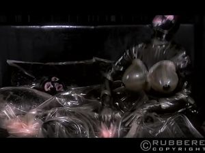 Фетишистки просто тащатся от ласк в латексе