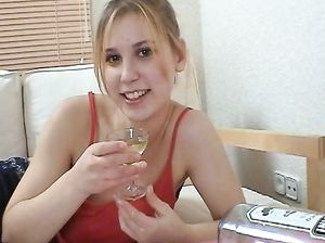 Сисястая русская блонда выпивает с парнем