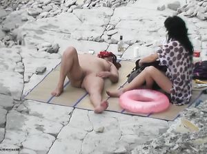 Голые девушки на пляже раздвинула ноги